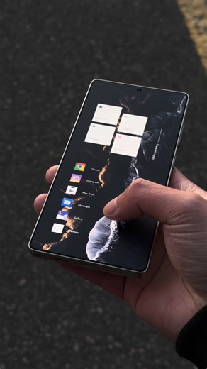 iWall Design on Instagram: "Dark AMOLED wallpaper Minimal Orbit AOD Clock Clean vertical launcher. Drop „🔥“ if you’d use this setup. #androidsetup #minimalsetup #wallpaper #s26ultra #darksetup"