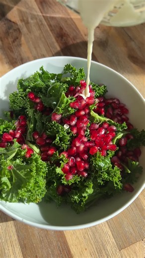 Antientzündlicher Grünkohlsalat mit Granatapfel