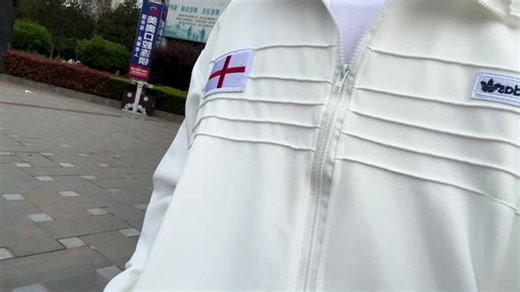 我遇见过很多人 他们并没有很喜欢我却打着爱我的名义 对我挑三拣四 要求我收敛脾气 可最喜欢我的人只要我开心