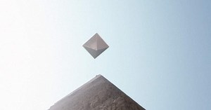 Cả hạm đội UFO như kim tự tháp “lộn ngược” bay lơ lửng ở Ai Cập