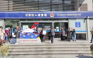 上海市公安局出入境管理局2023年3月8日起同时提供双轨办证服务，即：“预约”与“非预约”服务。