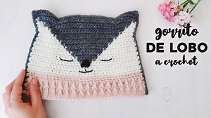 CÓMO TEJER UN GORRO DE LOBO A CROCHET. Con sus orejas! Te gustan los gorros de animalitos? Descubre este tutorial paso a paso donde aprendemos a tejer un gorrito de lobo a ganchillo. CURSO BÁSICO DE CROCHET PARA PRINCIPAINTES: https://youtu.be/l9cFvtXH5Bo CORAZÓN MINIATURA A CROCHET: https://youtu.be/eLZy4nPsvKQ ***MATERIAL*** - Lana para ganchillo de 3.5 - 4 mm. 3 colores (menos de 50 gramos por color) - Ganchillo de 4 mm. Descripción de mi hilo: 110 m (120 yds) por cada ovillo de 50 gramos. De