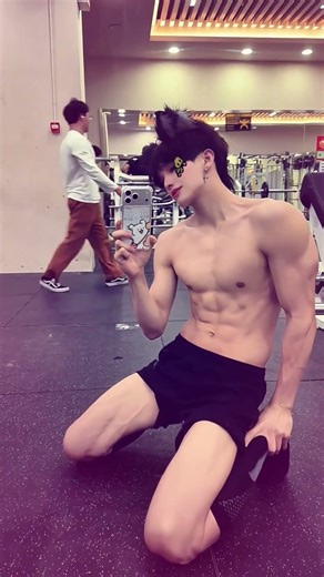 有身材又可爱的帅哥喜欢？Who doesn't love a guy who is both fit and cute?#帅哥 #可爱 #健身 #颜值 #gym #handsome #fitness