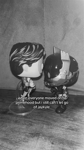 grown ass woman making her funkos kiss btw #kylerayner #jasontodd #primehood #jaykyle #dc