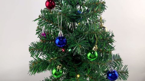 Juegoal Set of 4 Solar Christmas Trees Outdoor, 18 Inch Decorative Lighted Xmas Tree with Garden Stake, Solar Powered Pre-lit Xmas Pathway Lights for Holiday Walkway Patio Garden Xmas Winter Decor