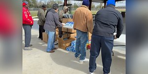 Volunteers, community leaders help those in need during power outage