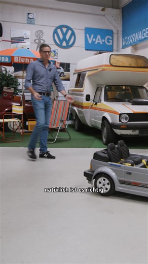 🚗✨ Video 3 von 12 – Die Serie geht weiter mit „Der Kleinste“ Golf! ✨🚗In unserer Jubiläumsreihe zum 50-jährigen Golf-Jubiläum zeigen wir euch heute ein ganz besonderes Modell, das vielleicht klein ist, aber eine große Wirkung hat: den Golf II Cabrio für Kinder! 🤏🌟Dieser kleine Golf ist ein echtes Sammlerstück und kommt mit voll funktionsfähiger Elektronik. Ausgestattet mit zwei 12V Motoren, bietet er erstaunliche Fahrmöglichkeiten für kleine Autofans: zwei Vorwärtsgänge und einen Rückwärtsgan