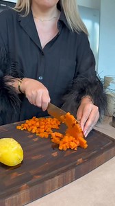 ВOSOTROS NO LO SABÍAN Continuamos con nuestra sección de recetas 🤓La ensalada Olivier fue creada en el siglo XIX por el chef de la capital Lucien Olivier. Originalmente, la receta incluía ingredientes como cangrejos, langostinos, ternera, perdices y otros manjares. Lo curioso es que, según la leyenda, el propio Lucien cambiaba a menudo los ingredientes según la capacidad de pago de sus clientes o sus preferencias de sabor 😌Olivier mantuvo en secreto la receta del aderezo, lo que dio lugar a un