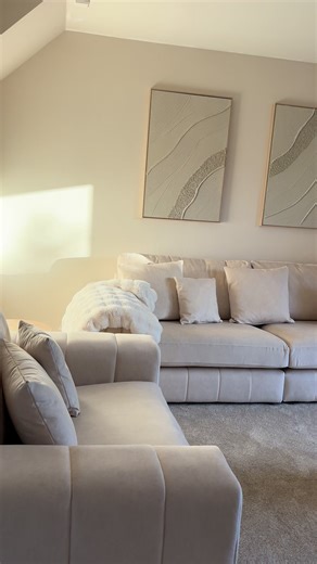 Minimalist Design Tips for a Chic Living Room