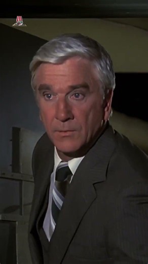 Fagli il servizietto 😂 Leslie Nielsen dal film L'aereo più pazzo del mondo
