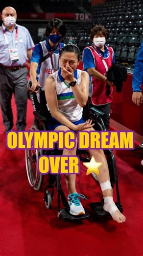 Olympic Dream Ended in Seconds 😢 | Beiwen Zhang’s Heartbreaking Injury #shorts #badminton #olympic