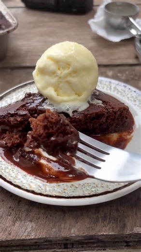 Chocolate self-saucing pudding 🥰 Recipe is on my FoodTalk Daily page #chocolatepudding #selfsaucing