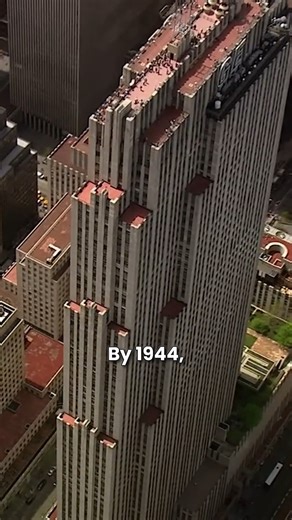 High above Midtown Manhattan, eleven workers sat on a steel beam eating lunch with their feet dangling 800 feet in the air. 🏙️ That photo, Lunch atop a Skyscraper, became the first viral image in history and Rockefeller’s smartest PR move. 📸 During the Great Depression, his new skyscraper stood nearly empty. Rockefeller used the photo to boost morale, grab headlines, and turn Rockefeller Center into a symbol of American endurance. 💼✨ In this video, you’ll discover: 📸 How a staged photo saved