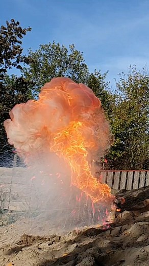 Advanced Tinkering on Instagram: "Supersäure trifft auf Superbase. #chemie #chemistry #science #wissenschaft #chemieexperiment Musik: Goliath by Scott Buckley"