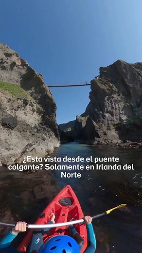 Comienza a planear para el 2026: Irlanda del Norte, a nivel del mar, y esta vista. 😍 Si el próximo año necesita una aventura, aquí la tienes. Esto es Carrick-a-Rede, una pequeña isla frente a la Costa de la Calzada en Irlanda del Norte. Está conectada a tierra firme por un puente colgante a 30 metros de altura, construido por pescadores de salmón hace más de 250 años. Hoy, puedes cruzar el puente a pie, o para una perspectiva completamente diferente, ¡en kayak por debajo! Las excursiones guiada