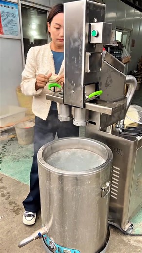 New vertical twin-cylinder ramen machine, push-pull sensor ramen, automatic noodle cutting, 700 bowls of noodles per hour, smooth and chewy noodles... Unfold | Noodle Machine