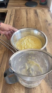 Dawno temu robiłem takiego placka ze schabem w środku i dziś postanowiłem wrócić do pomysłu zamykania czegoś w placku ziemniaczanym.Co myślicie o czymś takim? #tip #cooking #gotowanie #kurczak #porady #pan #bestpan @bestpan_polska #obiad #placki #ser #cheese #ziemniaki #potatoes | Bartosz Kopica