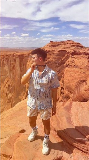 馬蹄灣（Horseshoe Bend）位於美國亞利桑那州佩吉市（Page）近郊，是科羅拉多河切割而成的壯麗 U 型河道。因巨岩環繞形似馬蹄而得名，深度達 300 公尺的峭壁與碧綠河水構成震撼奇景👏