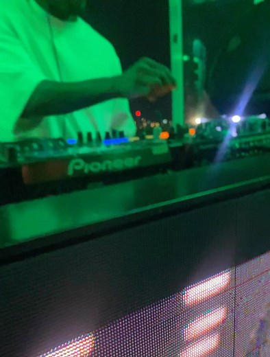 @enoonapa dropping new weapon ( DJ Merlon - Muhle ft. @zawadiyamangu) during his set @viewsattwenty5 last night…. Summer izoba yinhle 🔥🔥🔥🔥🔥 | DJ Merlon