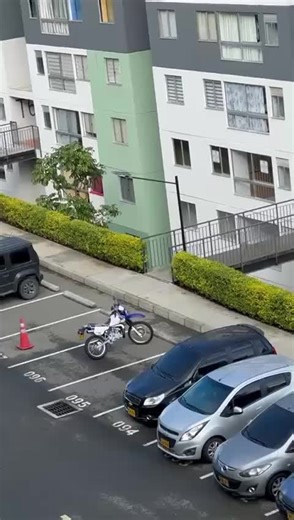 kmx on Instagram: "KMX 125 🍀🍀😅 #insta360 #kawasakikmx #kmx125 #kmx #kawasaki2t #Poder2t #rider #2stroke #kmxcolombia #kmx200 #vintagefactory #kmxcali #riders #clasicos2t #clasicoskawasaki #2t #gopro #agv #kawasaki #kawasakikmx #2tiempos #motorbike #kawasakikmx125 #lomasviraldelmomento #motorcycle #lomasviral"