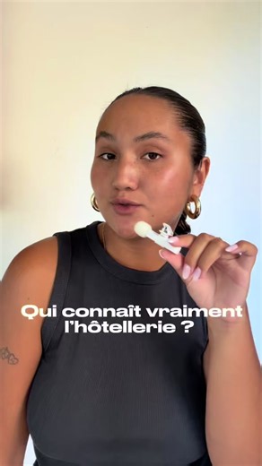 On pense souvent que l’hôtellerie se résume à la réception ou au service… En réalité, c’est un univers composé de dizaines de métiers qui travaillent ensemble pour offrir une expérience unique aux clients. Bienvenue dans les coulisses de l’hôtellerie. 🛎️ Quel métier aimeriez-vous découvrir en premier ? 👇 #hotellerie #hospitality #hotel #restauration #capcut