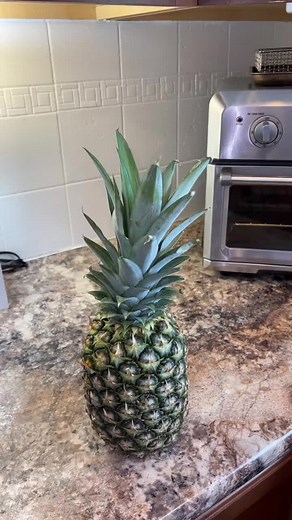 Pineapple Cutting Trick: Easy Life Hack for Juicy Pineapples