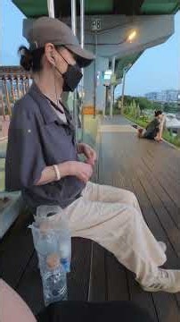 천변의 건강체조, 앉아서 따라해보는 엄마