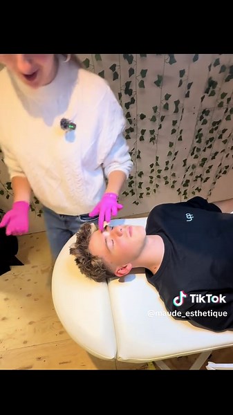 Technique d'épilation de sourcils pour homme