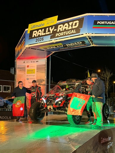 🏁 START PODIO GRANDOLA🇵🇹 #410 JOAN PIFERRER – XAVI BLANCO🔝 Empieza la acción en el Rally BP Ultimate Portugal. Con ganas, concentración y a darlo todo en cada tramo. 💪✊️ ¡Vamos #410! 👌 @buggymastersteam @eugenioencinas21 @_tomavila_ @piferrer.joan @xavier_blanco74 @sdtbrakes @gsbelts @braidwheels @maxxisrallyraid @rallyraidpt @acp.automovel.club.de.portugal @officialw2rc
