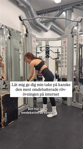 Styrketräning för kvinnor över 35 år 💪🏼 on Instagram: "Sök på Cable kick-back och en miljard olika varianter kommer komma upp. Och jaaaa det finns alltid små små tweeks man kan göra för att liksom maxa tex range of motion eller nå mer av någon av de 3 olika delarna av röven men OAVSETT HUR DU GÖR SÅ TRÄNAR DU DIN RÖV 📢 Är du nybörjare spelar det NOLL roll. Fokusera hellre på att prioritera och planera ditt liv så du lyckas komma tillbaka regelbundet och göra denna övningen… det kommer vara me