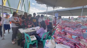 PANOORIN: Ibinibentang P29 per kilo na bigas sa Kadiwa Center pinipilahan ng mga kababayan natin sa Cavite. Ang makakabili ng nasabing bigas ay mga senior citizen, solo parent, PWD at mga 4Ps beneficiaries.// Via Bombo Anne Soberano | BOMBO RADYO PHILIPPINES