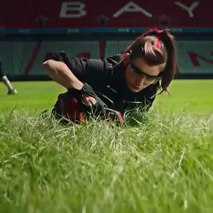 #Präzision bis zum letzten Grashalm ✂🌱 Perfekte Rasenkanten, präzise gestutzte Sträucher und all das kabellos flexibel: Mit der 🔋 Akku-Gras- und Strauchschere GE-CG 18/100 Li T bringt ihr euren Garten mühelos in Form - und dank Teleskopstiel sogar besonders ergonomisch. Das Grasschneideblatt mit einer Schnittbreite von 100mm erreicht alle Ecken, die der Rasenmäher nicht schafft. Kein Wunder, dass E-Team Mitglied Skye die #MissionRasen mit der Akku-Gras- und Strauchschere in Angriff nimmt. Die 