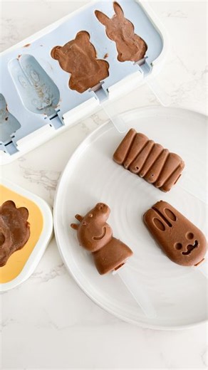 Stacy Ann • Baby, Toddler & Family Recipes on Instagram: "Treat your little ones to something special with these creamy Chocolate Fudge Popsicles! Comment “POPSICLE” for the link to the molds. Made with wholesome ingredients like avocado, coconut milk, and a touch of maple syrup, they’re a delicious and nutritious way to cool off. Perfect for toddlers, these popsicles are dairy-free, refined sugar-free, and packed with healthy fats. ⚠️Just remember, cocoa powder is best enjoyed by kiddos 12 mont