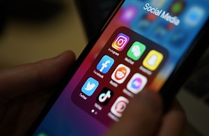 Qu’est-ce que le Digital Services Act mis en place par l’Union européenne pour encadrer les géants du web ? - Elle