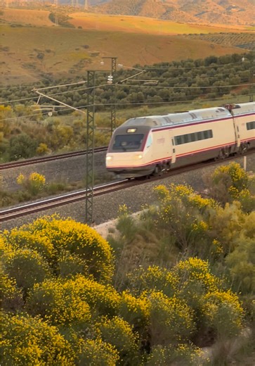 Tren Avant, en Álora mañana más vídeos #alora #avant #malaga #renfe #parati