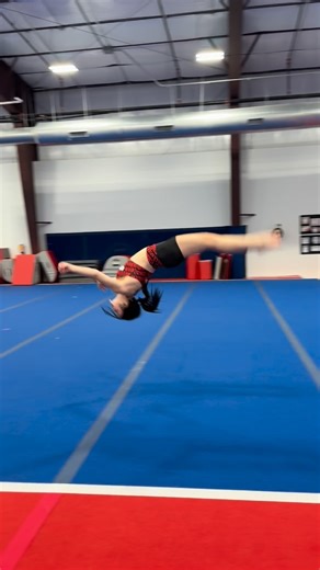 Challenger Cheer Elite on Instagram: "Coach Skye showing everyone how’s it’s done🤩🤩🤩 #cheer #cheerleader #cheerleading #allstarcheer #challengercheerelite"