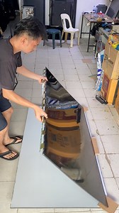 How to lift a 65 inch TV screen safely without tools #reels #fyp #LCD #tv #screen | Jupri S Elektro