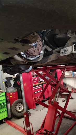 Release bearing delete on the peugeot #clutchproblems #mechanic #clutchissues #clutchreleasebearing