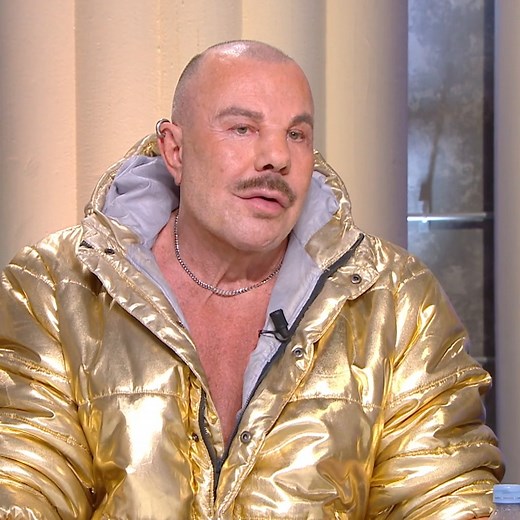 Thierry Mugler, légende de la mode, est décédé au mois de janvier 2022. Trois mois plus tôt, il était venu sur le plateau de "Quotidien" pour raconter son parcours. | Quotidien avec Yann Barthès