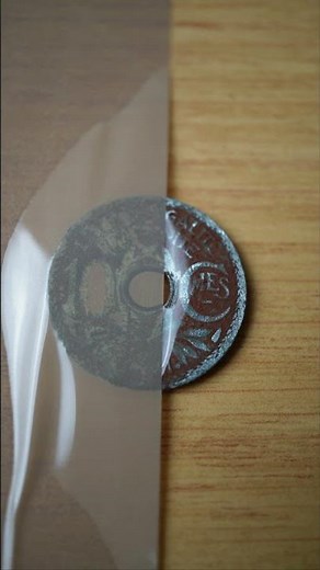 Cleaning a coin with vinegar / Nettoyer une monnaie avec du vinaigre