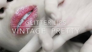 喜多愛彩妝💙 對於唇彩有種迷戀 這次購入Glitter Lips的亮粉唇彩 細緻的亮粉 專門黏貼的膠 擦了一整晚也很持久！ 用卸妝油也很好卸掉 擦膩了一般的唇膏 可以嘗試看看這種亮粉唇彩喔！ #voguebeauty #voguetaiwan | VOGUE Beauty 美人會