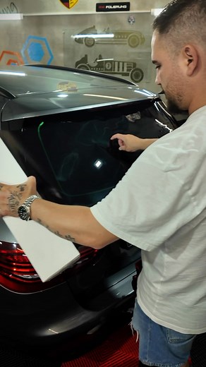 902K views · 2.5K reactions | ☀️Scheibentönung in Frankfurt am Main☀️ #scheibentönen #windowtinting ##car #hessen #fyp #frankfurtcity #asmr #diy #selbstgemacht #tuning #mercedes #asmr #work | RW Folierung-Scheibentönungsservice | Facebook