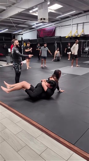 MMA Girl taps out a Man. Female fighter’s strength and conditioning coach tries to do jiu jitsu for the first time against her and he gets absolutely destroyed. Girl submits the man in 15 seconds #wmma #mma #manvswoman #chokehold #viralvideos