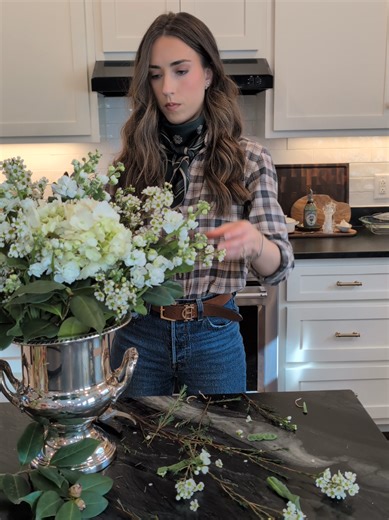 this flower arrangement is super simple and easy for beginners. I used a pack of hydrangeas, a pack of stock, and a pack of wax flower with greenery I cut from my yard (I used camilia stems). #traderjoesflowers #howtoarrangeflowers #floralcenterpiece #diyflowerarrangement #tutorial