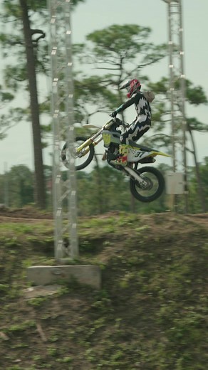 Jumping Techniques for Dirt Bikes: Right vs Wrong