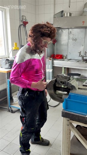 10K views · 47 reactions | Old but gold. Reupload.  Kleben statt schweißen – DIY-Level: Maximal kreativ, minimal stabil!  Markiert den DIY-King oder die Bastel-Queen, die alles selber macht – egal ob's hält oder nicht!  #ostoase #simson #pfusch #funny | ostoase.de | Facebook