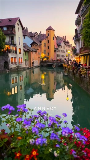 Peaceful walk in Annecy, France 🇫🇷🏔️ This is one of the most beautiful town and destination in France. Often referred to as the « Venice of the French Alps », some even say that this town is more beautiful than the real Venice! 🇫🇷 Bordered by canals throughout the old town, Lake Annecy is also a wonderful place to take a stroll 🏞️ The perfect combination of nature and city! The quickest way to get there by plane is via Geneva airport in Switzerland or Lyon airport in France. From Geneva yo