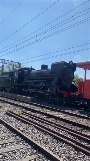 Braian Deluchi on Instagram: "Publicacion muy fuera de mi contexto, pero La historia ferroviaria vuelve a rodar sobre los rieles Un acontecimiento histórico. La formacion estaba encabezada por la locomotora. Gral electric u13c 6016 junto a la locomotora a vapor vulcan foundry 12E 3925, el furgon de cola BK, el vagon postal werkspoor 4053, coches pullman werkspoof (404 y 441) y el pullman hitachi 625 Emocion total, y mucho mas para aquellos que pudieron viajar en cada uno de esos coches 🥹"