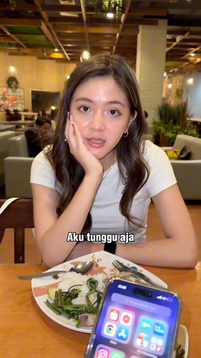 Kelakuan cewe saat makan | Rivel Sumigar