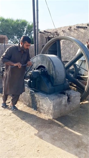 Old black desi engine starting up // start up diesel engine